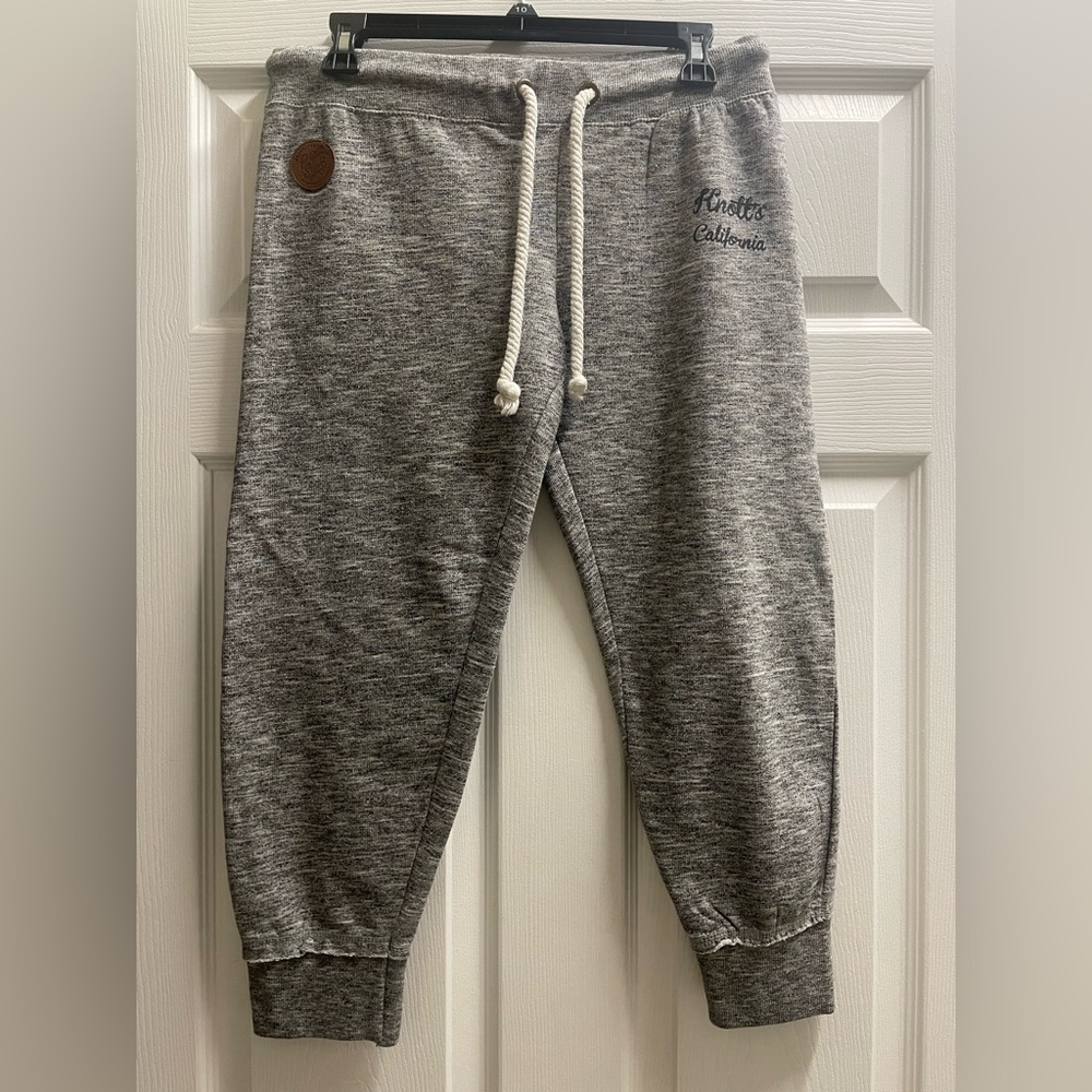 Knott’s comfortable gray jogger sweatpants with a drawstring waist. / Size: L